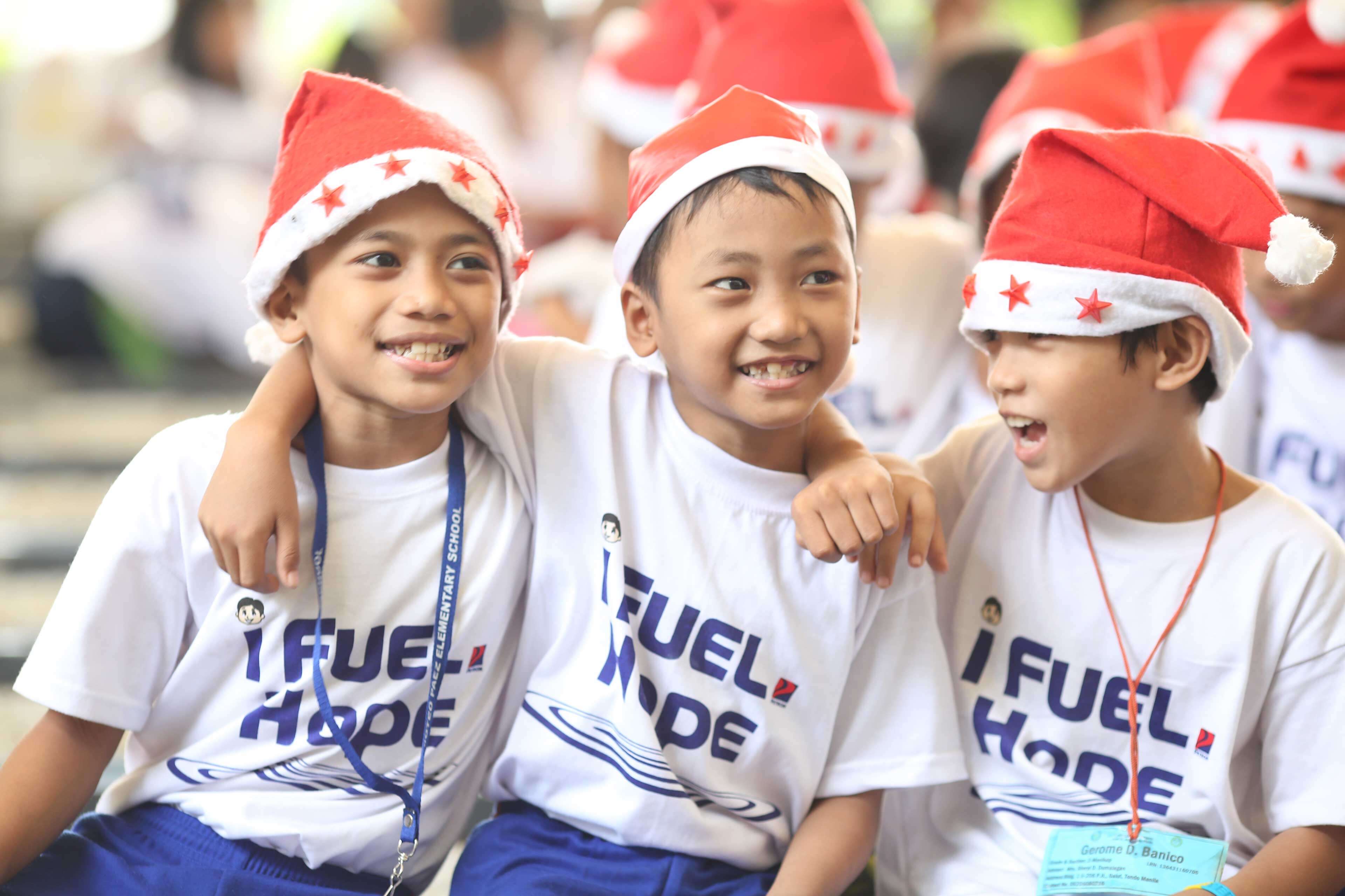 Petron brings holiday cheer to 3,000 scholars all over the country